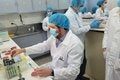 técnico de PANAFTOSA en laboratorio, en Paraguay, capacitando personal de laboratorio en inocuidad de alimentos