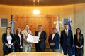 Foto de la firma del acuerdo