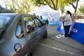 Un automóvil ingresa al dispositivo de vacunación. A lo lejos se divisa el gazebo de la Organización Panamericana de la Salud