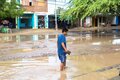 hombre en medio de un charco de agua provocada por las lluvias