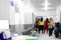 Personal de salud en sala de espera de un centro de salud.