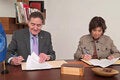 firmando el acuerdo