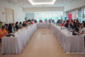 participantes de la 12 asamblea ordinaria de la RILAA, celebrada en Nicaragua, sentados en mesa en u, discutiendo los riesgos de la inocuidad alimentaria
