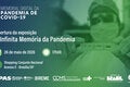 Banner verde do Memorial Digital da Pandemia da COVID-19 divulga a abertura da exposição itinerante “A Infinita Memória da Pandemia”, em 26 de maio de 2026, às 17h, no Shopping Conjunto Nacional, em Brasília, com fotografia de Erbs Junior que mostra um profissional de saúde segurando teste rápido de COVID-19. 