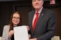 Diretor da OPAS e presidente do CONASS seguram certificado