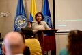 mujer dando un discurso ante publico