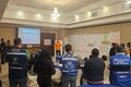 Personal de emergencia en reunión operativa durante un simulacro regional.