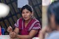 mujer sentada conversando