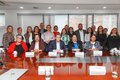 personas detras de una mesa posando para una foto