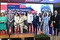 Autoridades, investigadores y representantes de instituciones asociadas y de la sociedad civil posan para una fotografía durante la ceremonia de inauguración de la exposición itinerante “La Infinita Memoria de la Pandemia”, realizada en Brasilia, Distrito Federal. Están presentes el Ministro de Salud de Brasil, Alexandre Padilha, y el Representante de la OPS en Brasil, Cristian Morales, junto a integrantes de los equipos del Memorial Digital de la Pandemia de COVID-19. Al fondo, una pantalla digital exhibe 