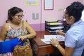 mujer en centro de salud belice
