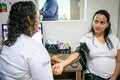 mujer tomando la presión en centro de salud