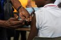 enfant prenant un vaccin