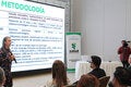 Fotografía de la intervensión de la Dra. Reina Roa durante la presentación de la encuesta