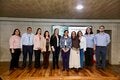 grupo de personas posando