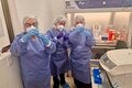 personas en un laboratorio
