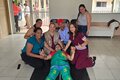 Voluntarios aprenden a usar traje antichoque
