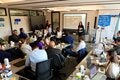 grupo de personas en conferencia