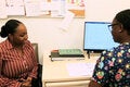 una madre embarazada se hace un examen de sangre para identificar posibles infecciones e intervenir a tiempo