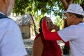 Mujer examinada en busca de tracoma