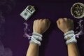 manos atadas con humo de tabaco