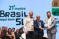 Autoridades seguram o troféu que as experiências selecionadas e suas equipes recebem