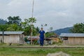 Doctora caminando por la Amazonía Peruana