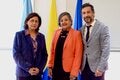 tres personas posando para la camara