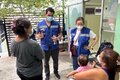 Personal de OPS entrevista a madre de niño sospechoso de sarampión