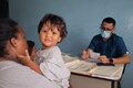 Madre con su niño en consulta