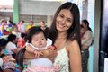 madre joven con su hija saludable