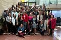 grupo amplio de personas en una foto