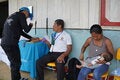Personal de salud y miembros de una comunidad participan en una actividad de atención y promoción de la salud
