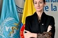 mujer cruzada de brazos