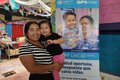Madre e hija en feria de salud FUNDAMOR