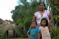 Madre de familia en la Amazonía con su hija e hijo sonriendo