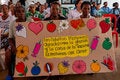 personas sosteniendo una pancarta