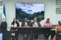 técnicos de PANAFTOSA, OPS El Salvador y el Ministerio de Salud reunidos en torno al envenenamiento de animales venenosos