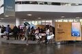 Participantes caminhando no evento