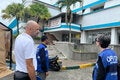 El Representante de la OMS en el país evalúa la infraestructura sanitaria sobre el terreno.