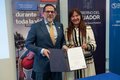 Ministro de Salud Pública, Juan Carlos Aveiga, junto a Sonia Quezada, representante de OPS/OMS Ecuador; muestra documento de Adhesión a la Iniciativa "Mejor Atención a las Enfermedades No Transmisibles".
