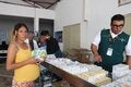 Mujer embarazada recine medicamentos en la Feria de la Salud en Matamoros