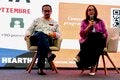 personas en un panel