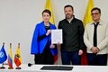 personas sosteniendo un documento