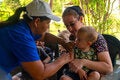 Bebé recibe vacuna