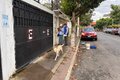 personal de salud y ops registrando número de animales, perros y gatos, casa por casa.