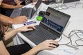 Foto ilustrativa de una persona con una computadora