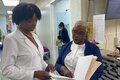 Personal de salud revisa documentos en un centro de salud.