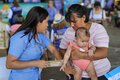 Madre lleva a vacunar a su hija