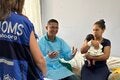 Esposo acompaña a su esposa y recién nacido